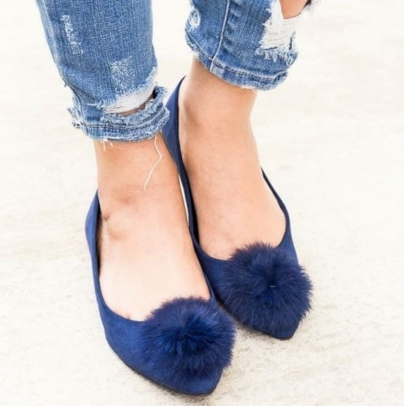 🆕⭐Tan real fur pom pom pointed toe flats - Picture 11 of 11